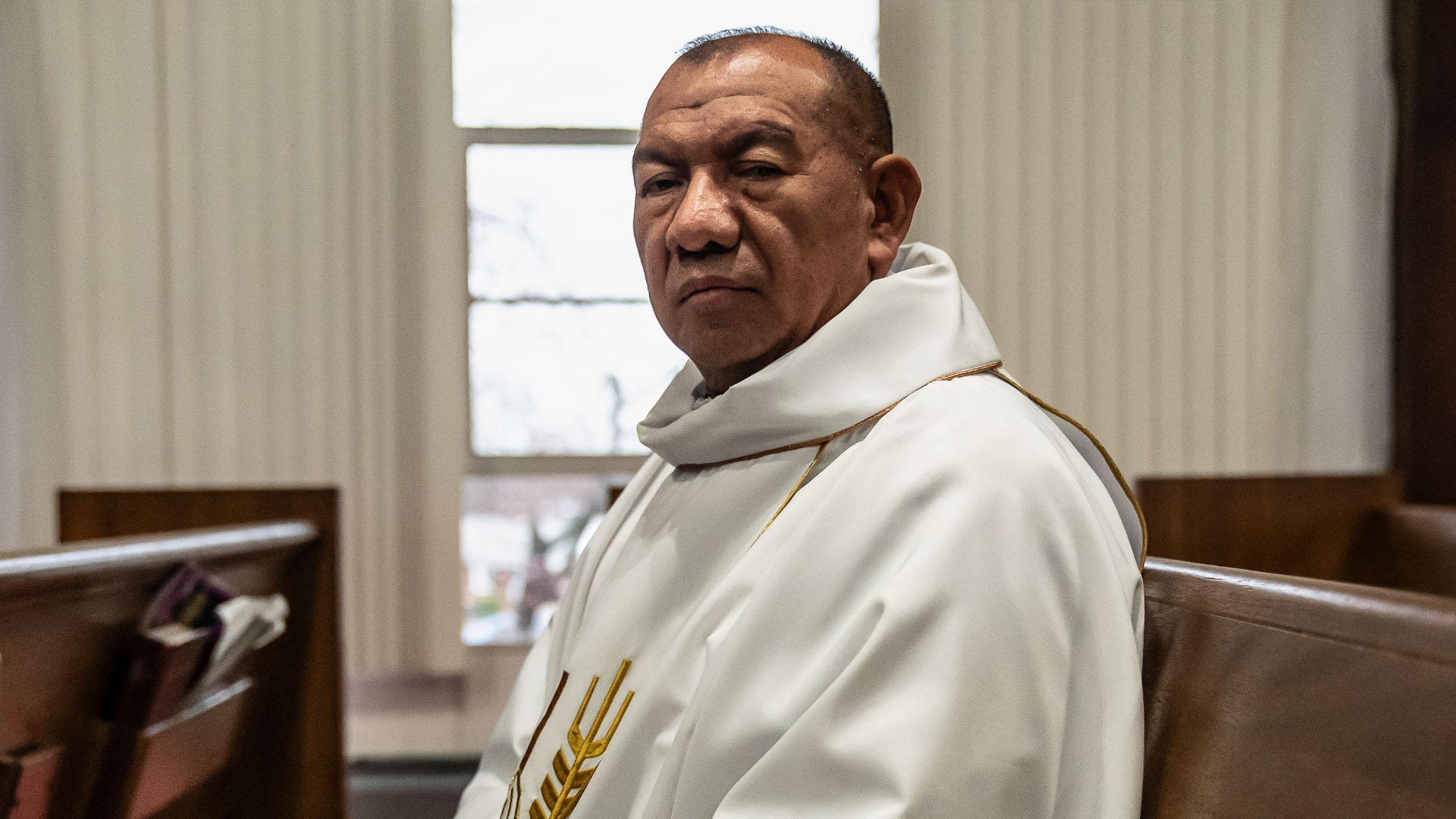 The Priest Preparing to Care for 31 Children If ICE Detains Their Parents — El sacerdote que se prepara para cuidar a 31 niños si el ICE detiene a sus padres