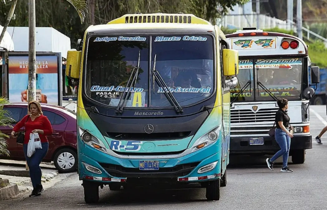 Salvadoran transport operators ask government to approve $0.17 fare increase — Transportistas salvadoreños piden al Gobierno que avale subir $0.17 al pasaje
