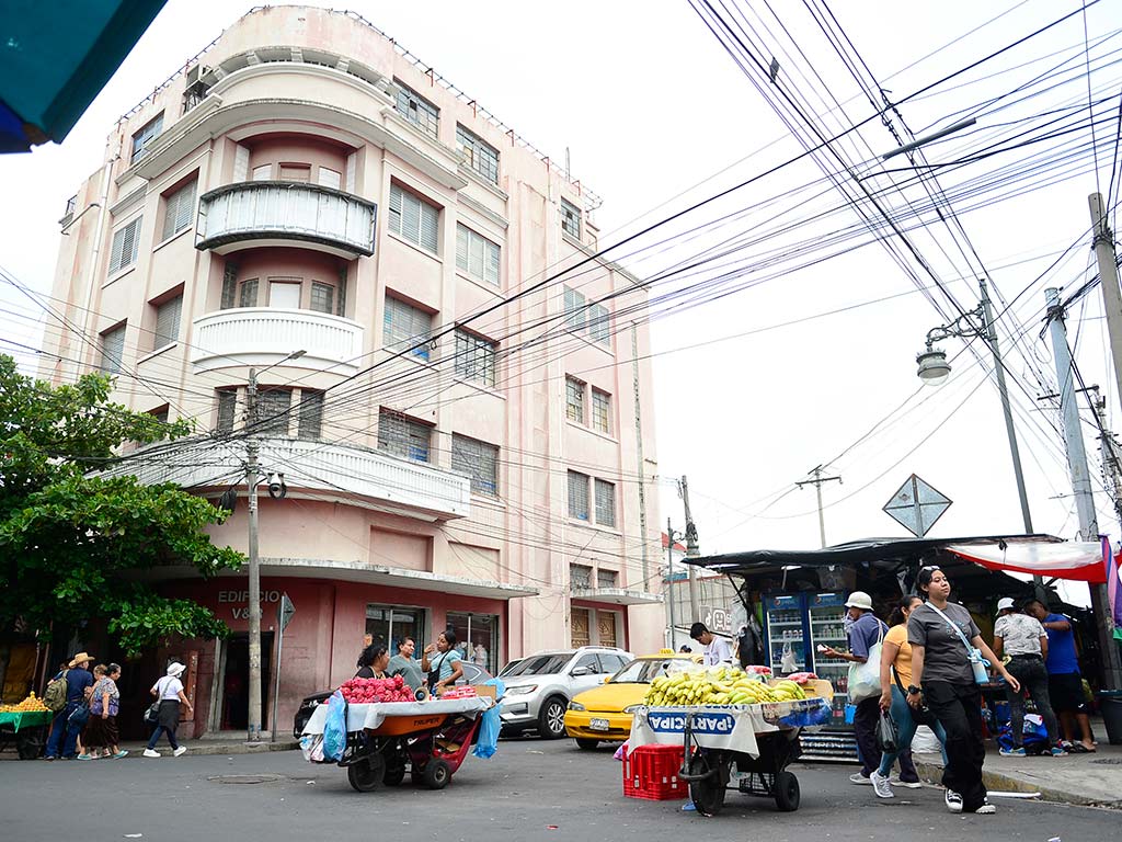 Calle Arce vendors don’t know when City Hall will evict them — Vendedores de calle Arce desconocen cuándo serán desalojados por la Alcaldía