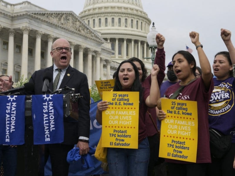 Lawmakers and activists call for extension of El Salvador’s TPS, which expires in 6 days — Congresistas y activistas piden extensión para El Salvador del TPS, que acaba en 6 días