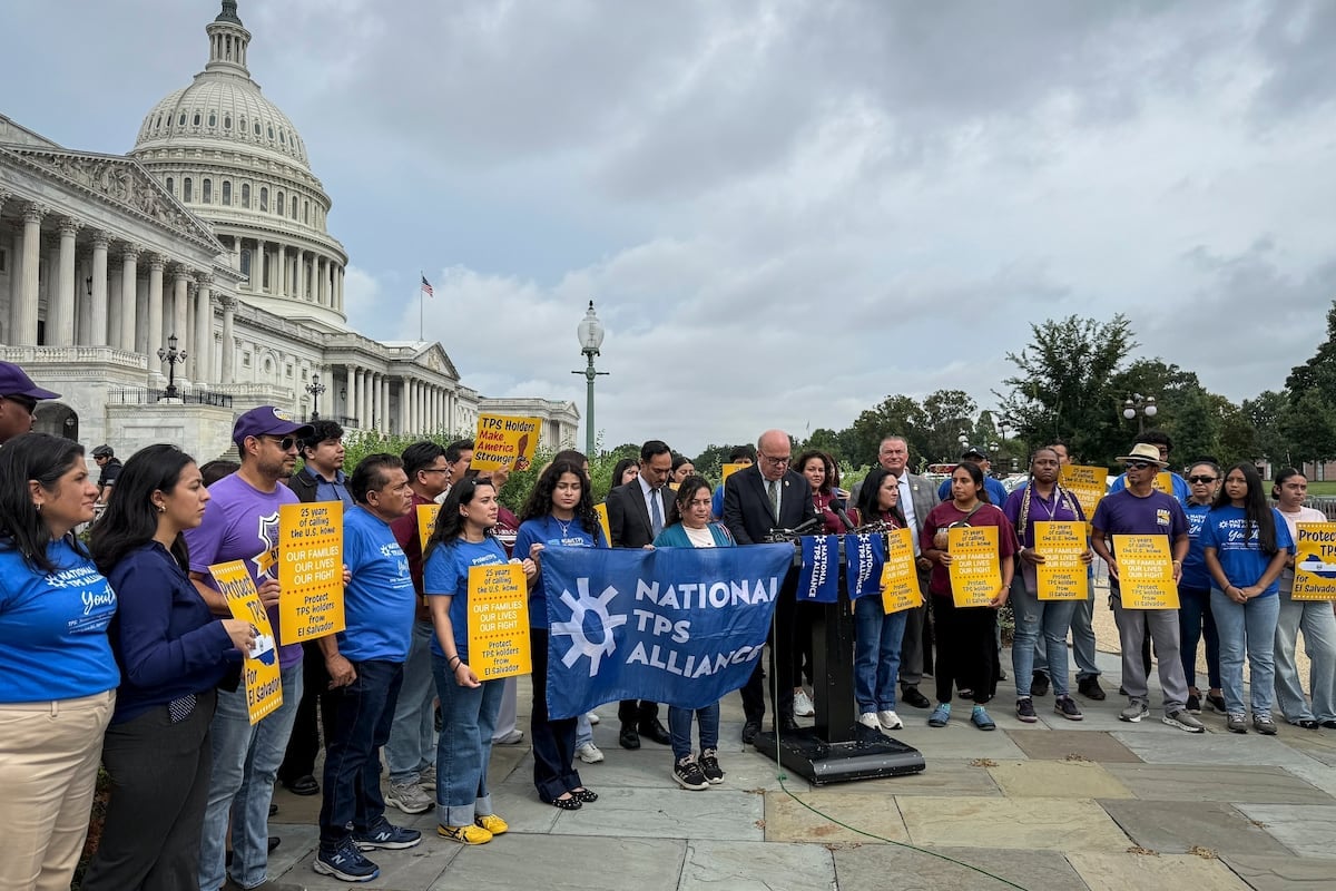 Lawmakers and activists at the Capitol call for the extension of El Salvador’s TPS, which expires in six days — Congresistas y activistas piden en el Capitolio la extensión del TPS de El Salvador, que acaba en seis días