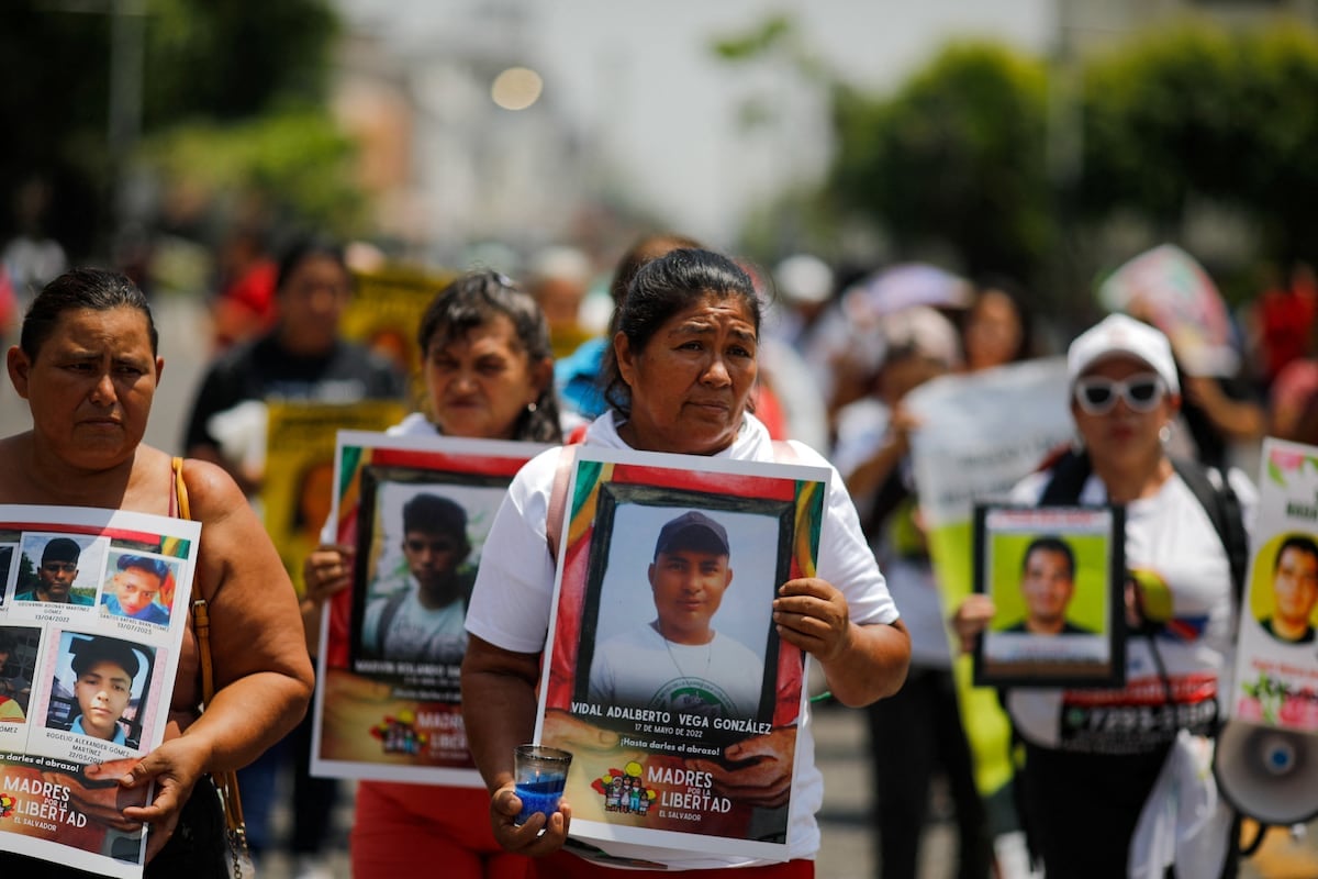 The mothers of Bukele’s prisoners, between sadness and hope: “Even if they get out, half their lives have been destroyed” — Las madres de los presos de Bukele, entre la tristeza y la esperanza: “Aunque salgan, les han destruido media vida”