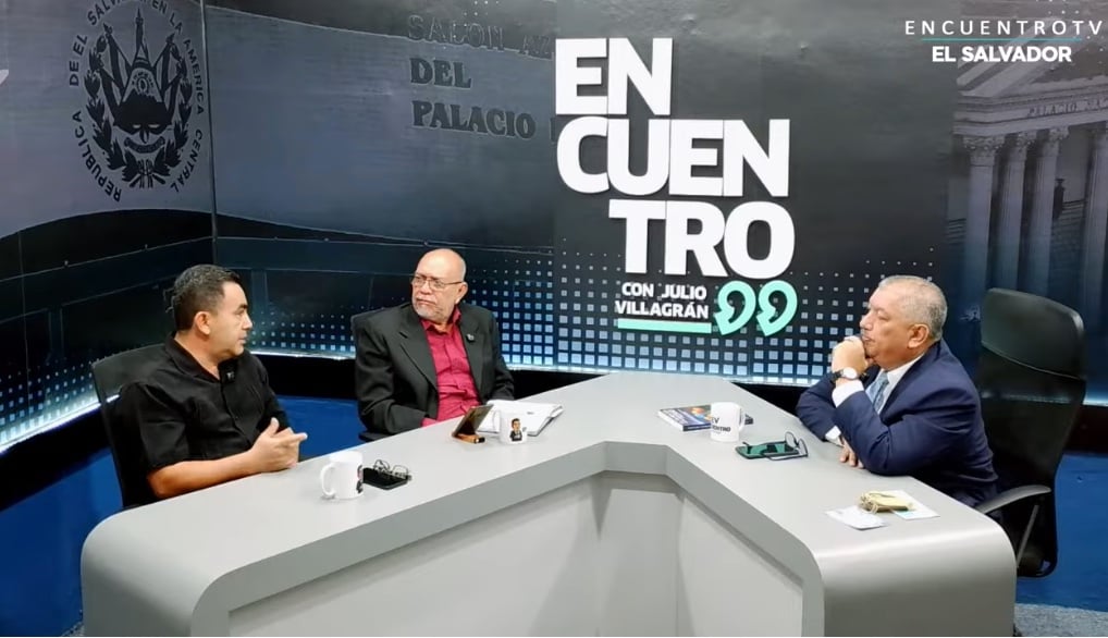 Journalists discuss press freedom, economic crisis, and environmental deterioration — Periodistas discuten sobre libertad de prensa, crisis económica, y deterioro ambiental