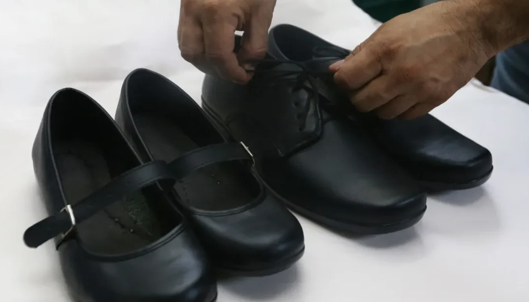 MINED turns to local shoe suppliers after imported footwear wears out quickly — MINED recurre a proveedores de zapatos locales tras rápido desgaste de calzado importado