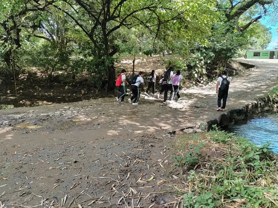 River overflow hinders passage of 350 students to school in Zacatecoluca, La Paz Este — Desbordamiento de río dificulta paso de 350 estudiantes hacia escuela en Zacatecoluca, La Paz Este