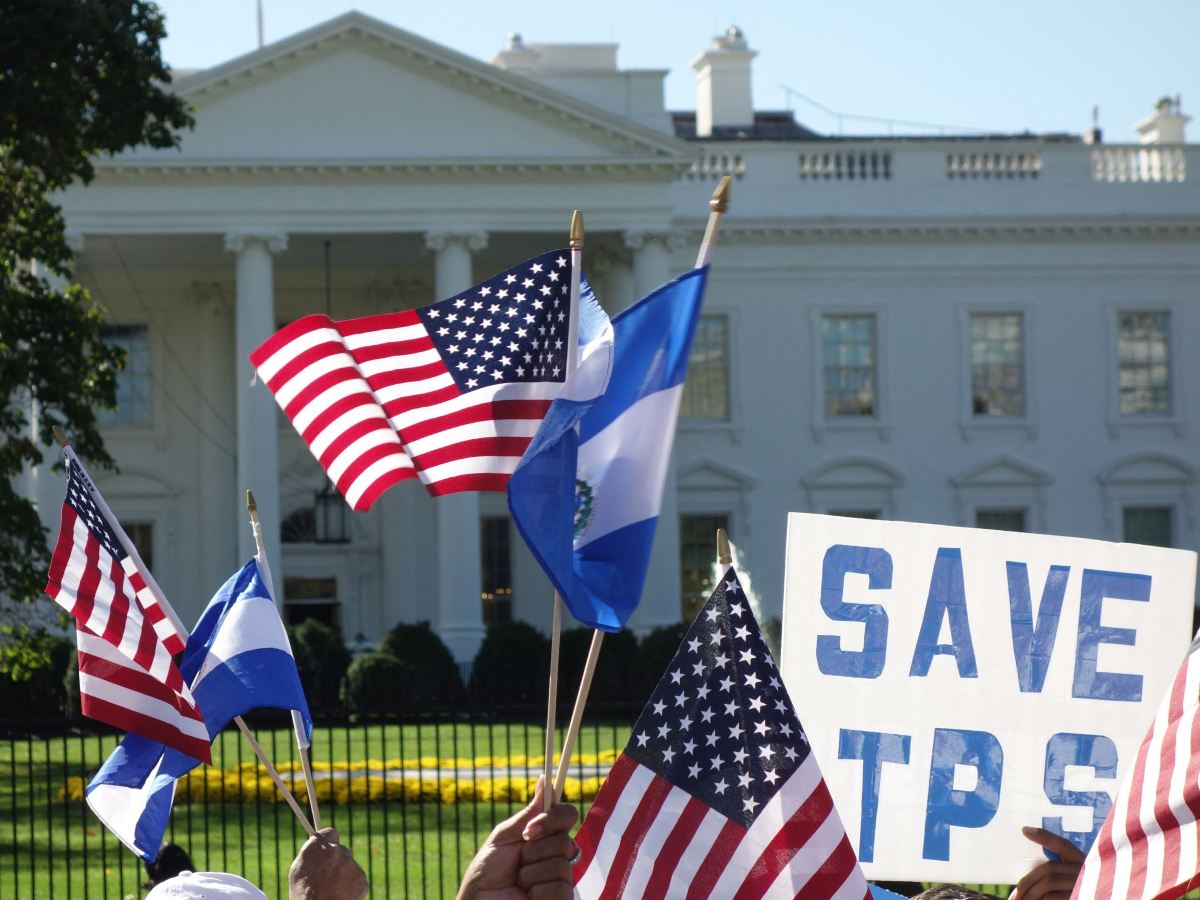Congressman warns of legal uncertainty over TPS for Salvadorans — Congresista alerta sobre incertidumbre legal del TPS para salvadoreños