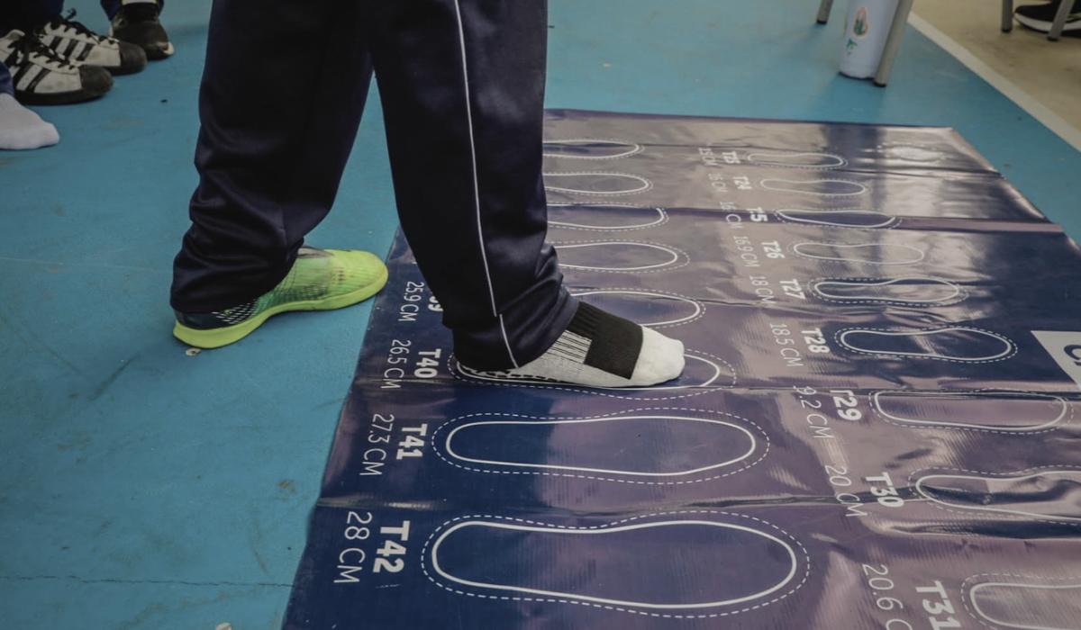 Work overload reported for teachers sent to different schools to size uniforms — Denuncian sobrecarga laboral de maestros enviados a distintos centros escolares para tallar uniformes