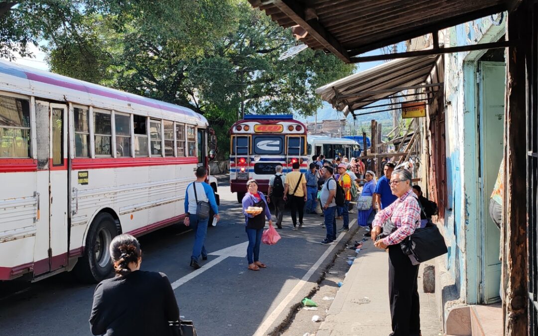 Salvadorans spend up to six hours a day in traffic getting to work and back home — Salvadoreños pasan hasta seis horas diarias en el tráfico para ir al trabajo y regresar a casa