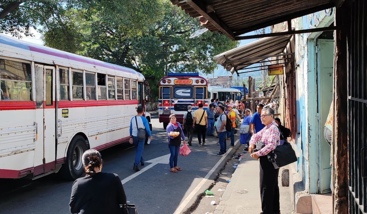 Salvadorans spend up to six hours a day in traffic getting to work and back home — Salvadoreños pasan hasta seis horas diarias en el tráfico para ir al trabajo y regresar a casa