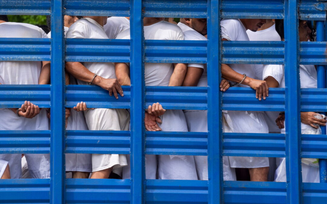 El Salvador’s planned release of some prisoners falls short for many families — La liberación de algunos presos planeada por El Salvador se queda corta para muchas familias