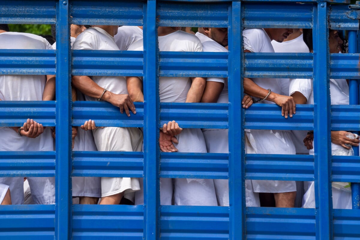 El Salvador’s planned release of some prisoners falls short for many families — La liberación de algunos presos planeada por El Salvador se queda corta para muchas familias