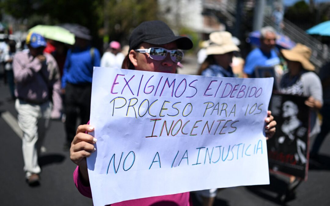 El Salvador: Mass Trials a Mockery of Justice — El Salvador: Juicios masivos, una burla a la justicia